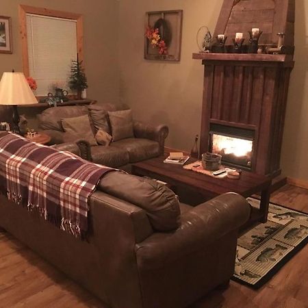 Gas Fireplace, Firepit, And Cedar Adirondack Chair Spencer エクステリア 写真