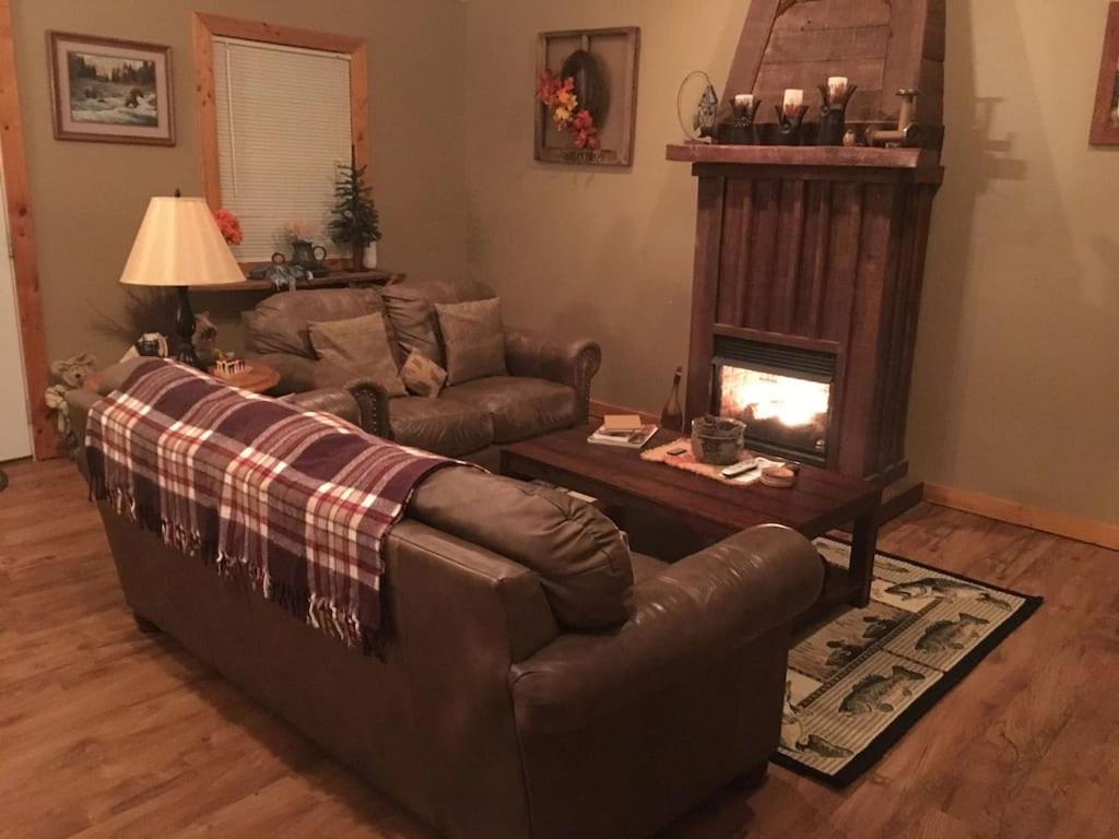 Gas Fireplace, Firepit, And Cedar Adirondack Chair Spencer エクステリア 写真