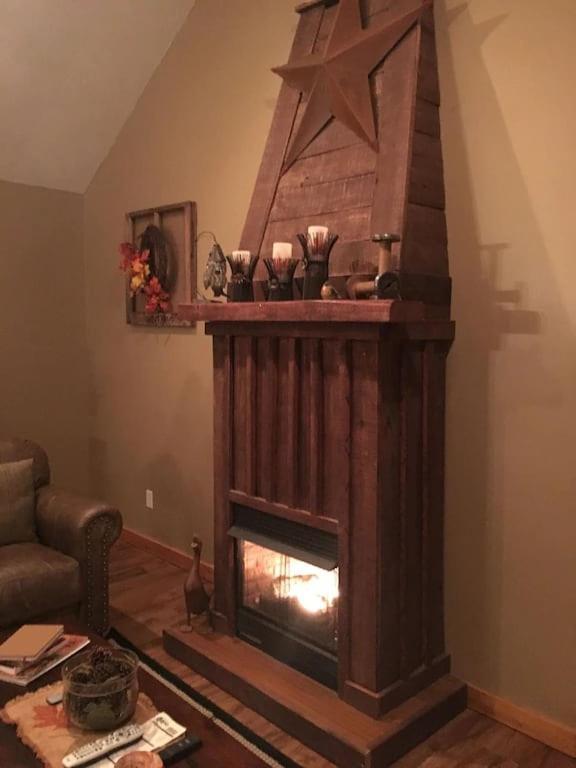 Gas Fireplace, Firepit, And Cedar Adirondack Chair Spencer エクステリア 写真