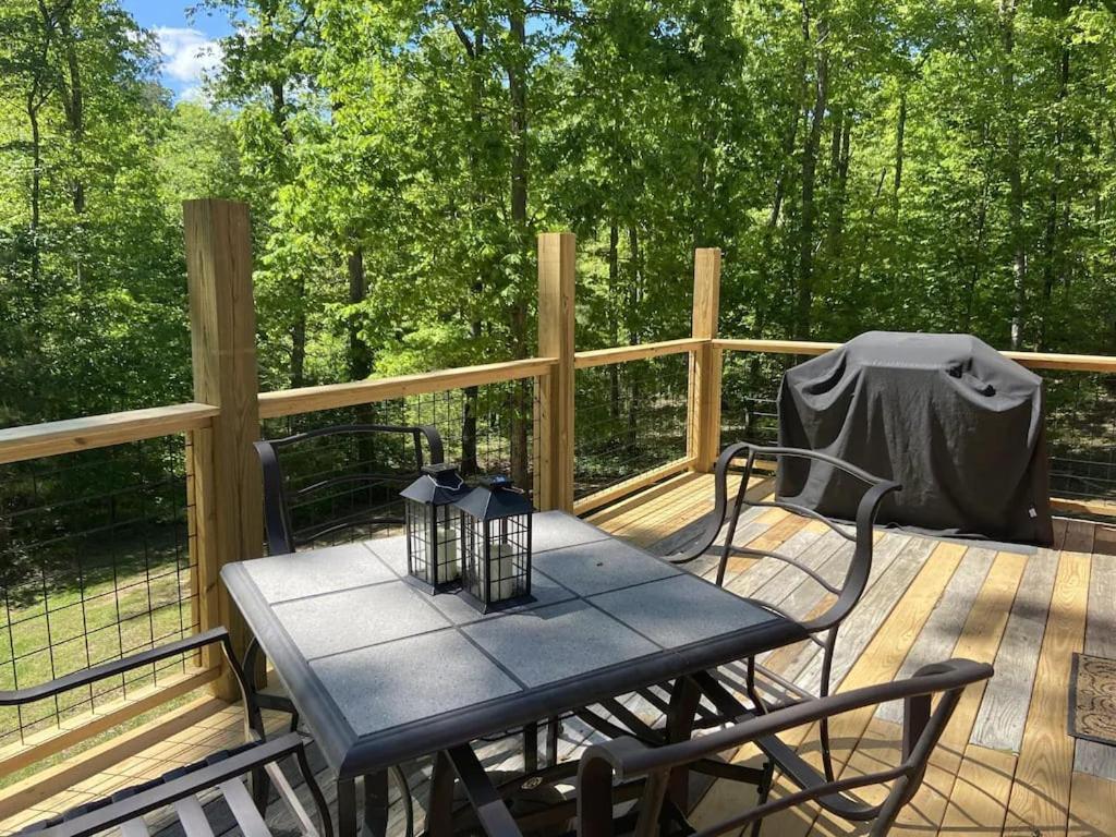 Gas Fireplace, Firepit, And Cedar Adirondack Chair Spencer エクステリア 写真